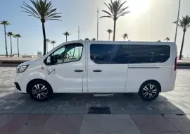 Cliente revisando información antes de solicitar una reserva de taxi